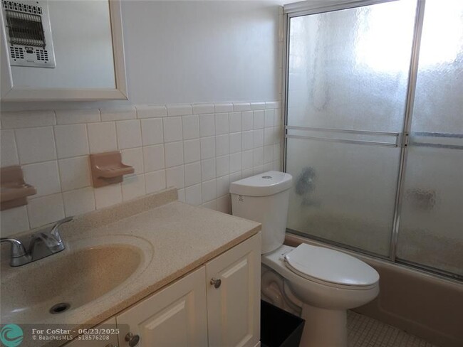 Building Photo - 2711 NE 49th St