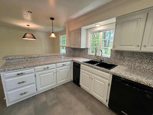 Building Photo - Tri-level townhome in highly desirable Dia...