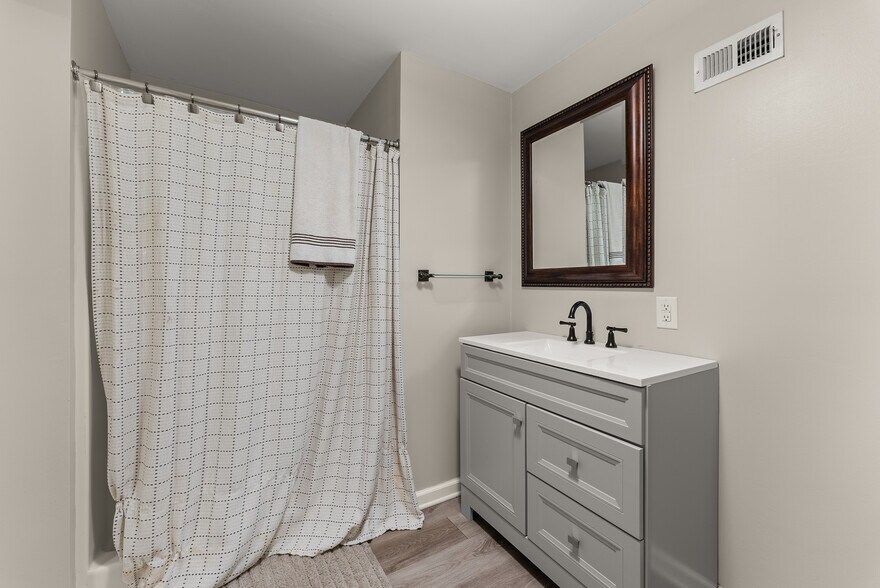 Building Photo - 9711 Pine Point Dr