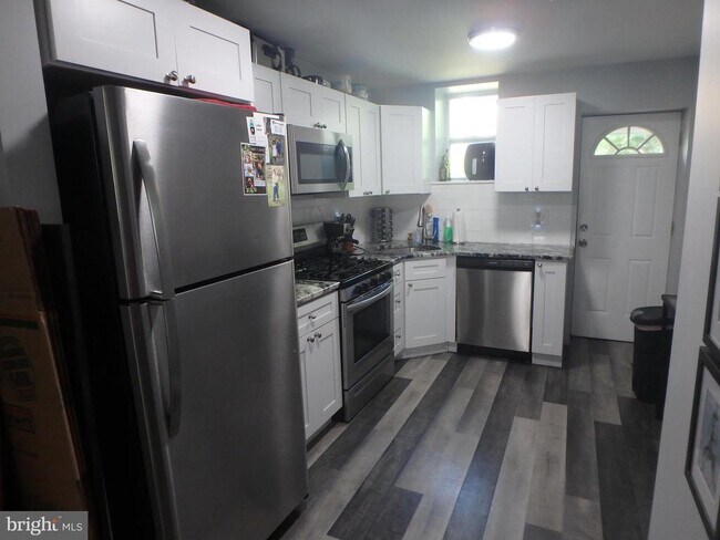 Building Photo - 2428 S Fairhill St