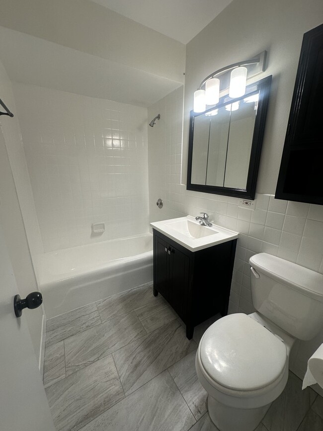 Building Photo - 1629 W Greenleaf Ave