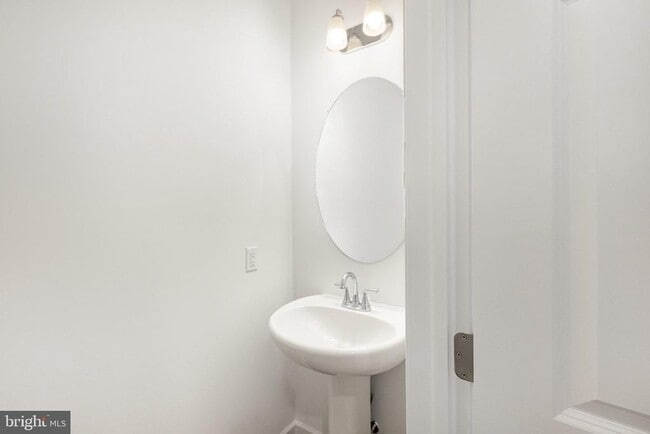 Building Photo - 7880 Briarwood Dr