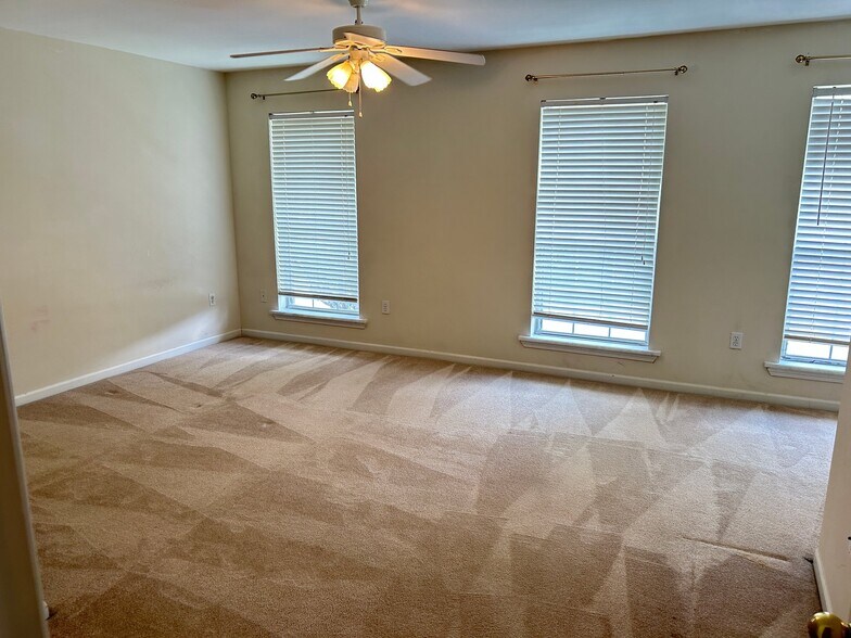 Building Photo - 211 Greenbriar Dr