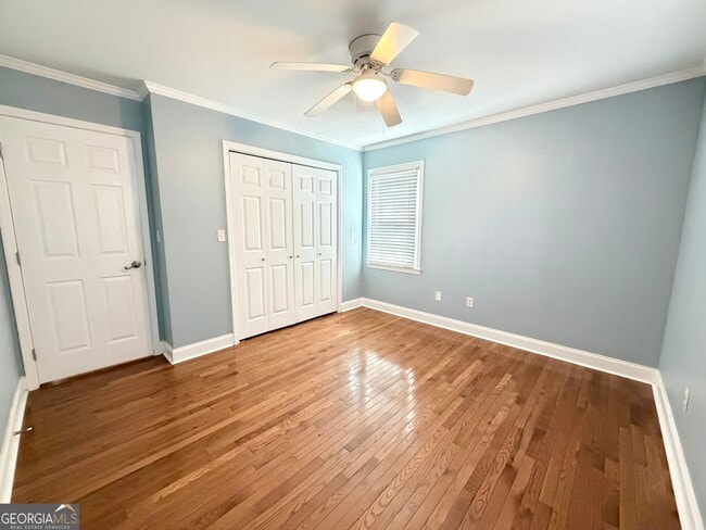 Building Photo - 560 Greencrest Dr