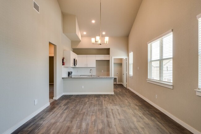 Building Photo - AVAILABLE NOW! GORGEOUS 2 BEDROOM FOUR PLE...