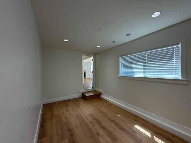 Building Photo - Prime Santa Clara Location | Bright 3BR/2.5BA End-Unit | 2 Primary Suites | Central Heat & AC