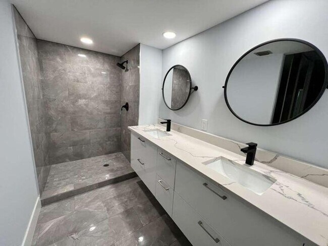 Building Photo - 118 1st Terrace