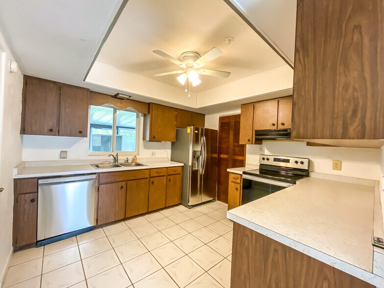 Building Photo - 151 S Triplet Lake Dr
