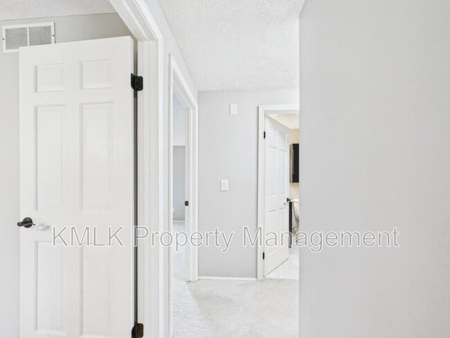 Building Photo - 874 Pleasant St