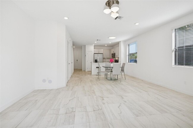 Building Photo - 180 SE 5th Ct