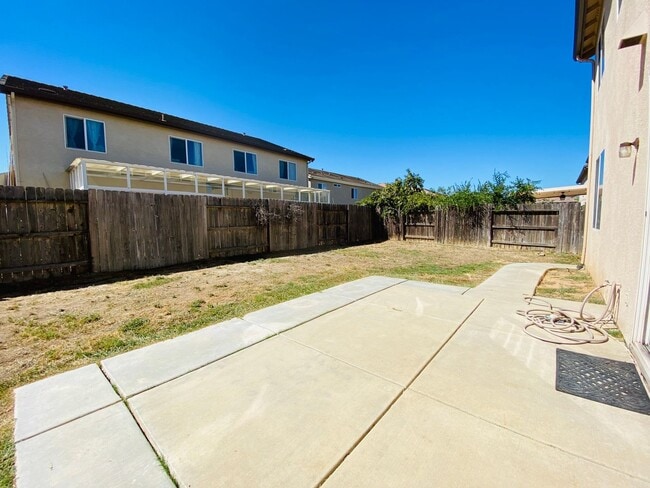 Building Photo - Spacious and Beautiful Home Close to a Huge Park