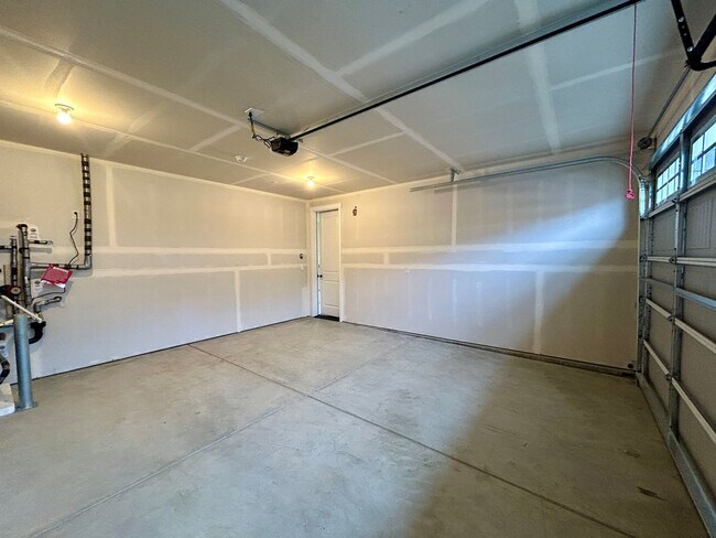 Building Photo - Stunning BRAND NEW 3 bed 2.5 bath home in ...