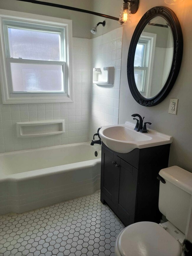 Building Photo - 903 S Rutan St