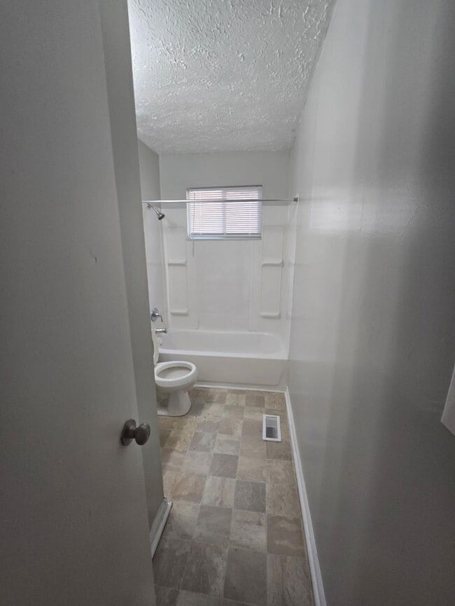 Building Photo - Beautiful 3 Bedroom home near West 10th an...