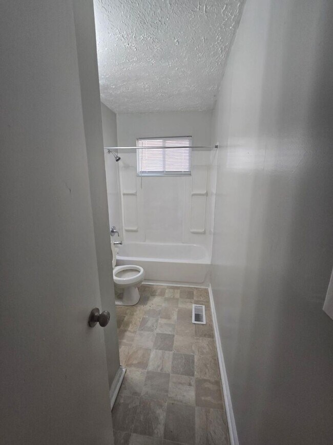 Building Photo - Beautiful 3 Bedroom home near West 10th and White River