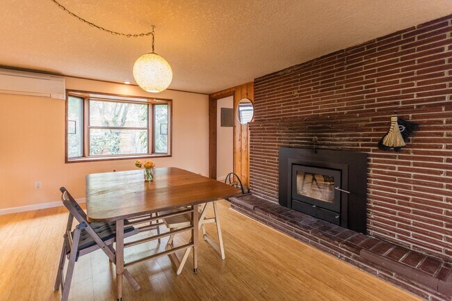 Building Photo - 3 bed/2 bath house in Oak Grove/Milwaukie- Available Now !