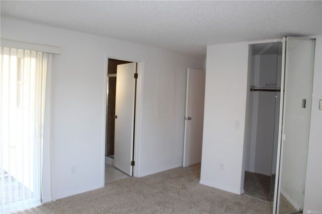 Building Photo - Lovely Bellevue Condo!