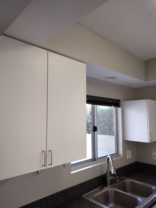 Building Photo - 558-560-562 Calle Abronia S