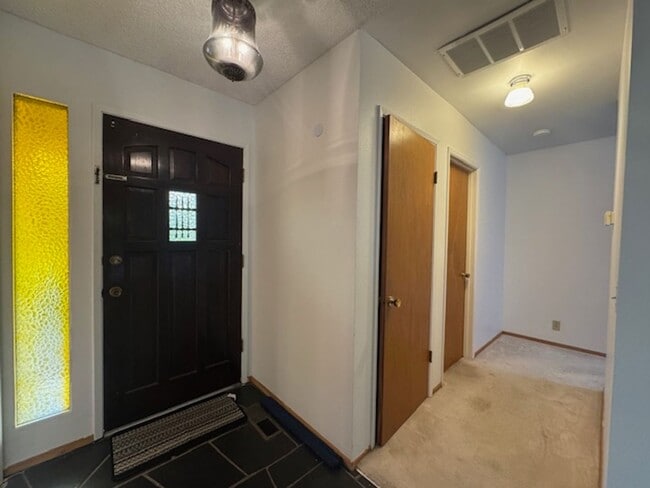 Building Photo - Well located, 4/2, Redwood views