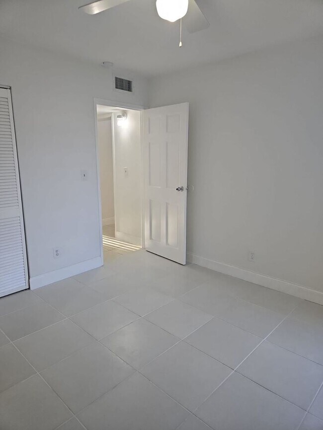 Building Photo - LABOR DAY SPECIAL Great Renovated 3/1 |  Q...