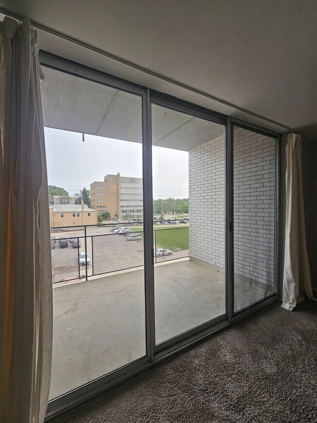 Building Photo - One Bedroom Midtown Condo