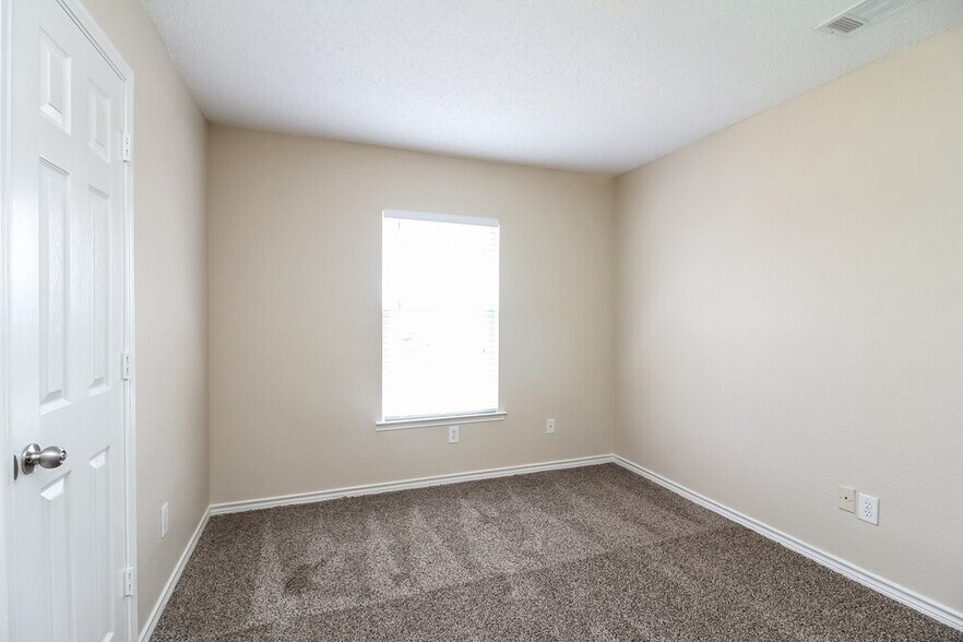 Building Photo - 2520 Buck Dr