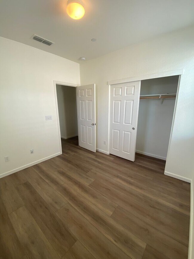 Building Photo - AVAILABLE NOW! Beautiful 3 bedroom 2 Bath ...
