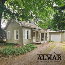 Building Photo - Cozy Cottage Like Property