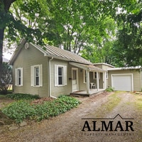Building Photo - Cozy Cottage Like Property