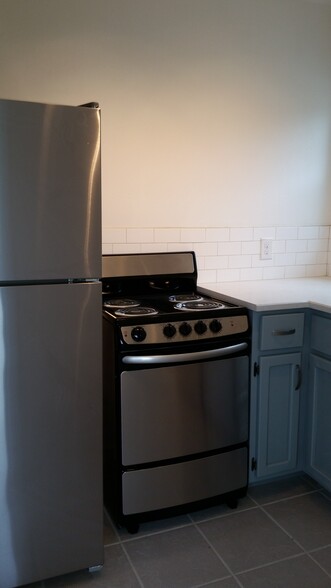 New stainless steel kitchen appliances and quartz countertops! - 2625 Cincinnati Ave