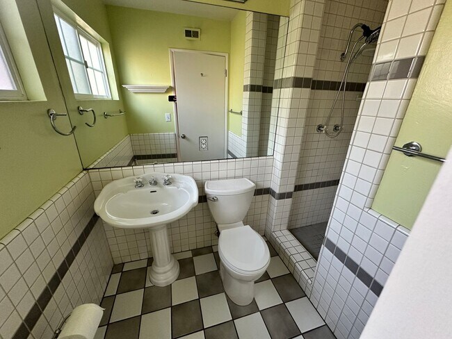 Building Photo - Large 3BD/2BA w/ Private Backyard!