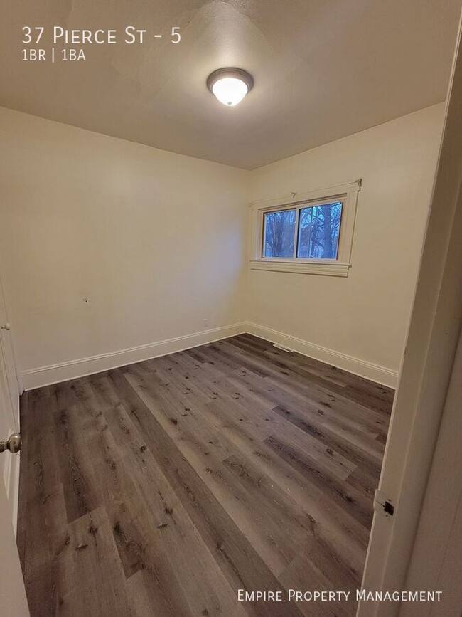 Building Photo - Available Now! 1st Fl- 1 bed/1 bath in Kin...