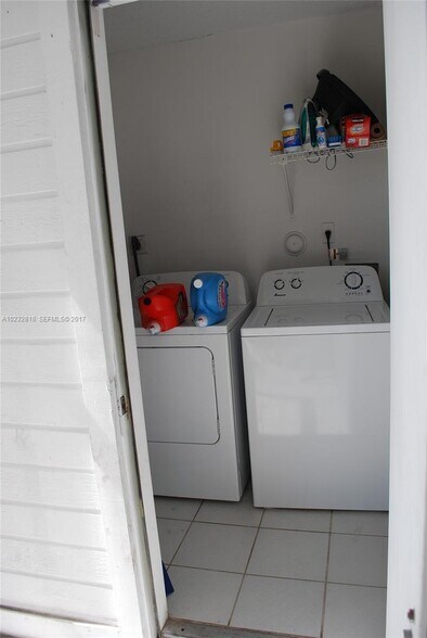 Building Photo - 468 NE 206th Ln