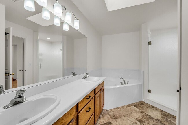 Building Photo - Spacious 7 Bed Kaysville Home with Two Kitchens