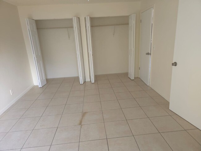 Building Photo - 2Bed 2Bath Condo Lake worth