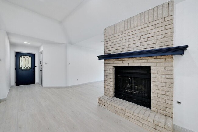 Building Photo - 6010 Salton Dr