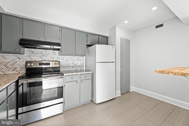 Building Photo - 3226 Sayre Dr