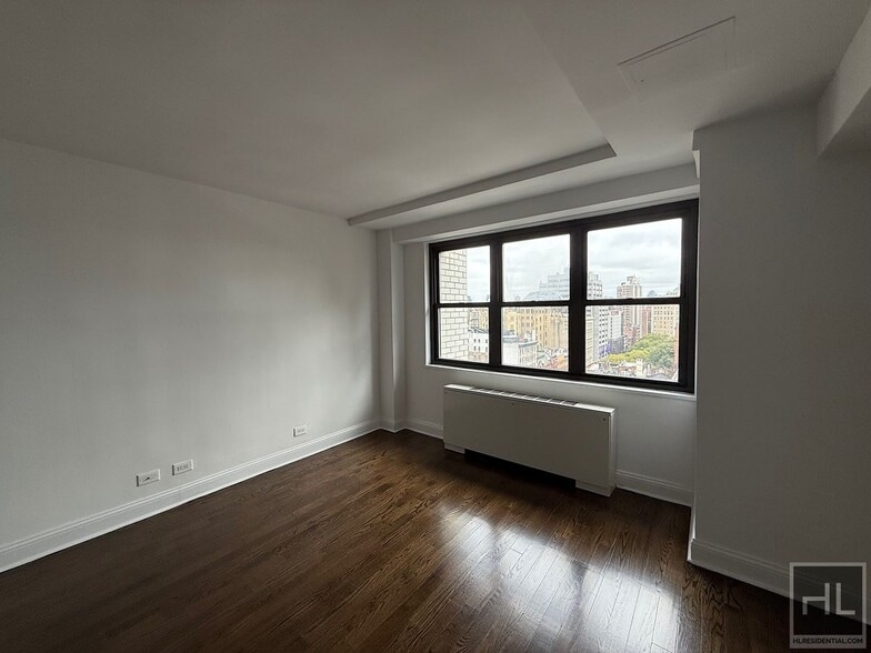 Building Photo - E 16 ST