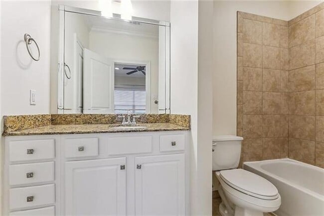 Building Photo - 3 Bedroom Townhouse in Gated Community off...