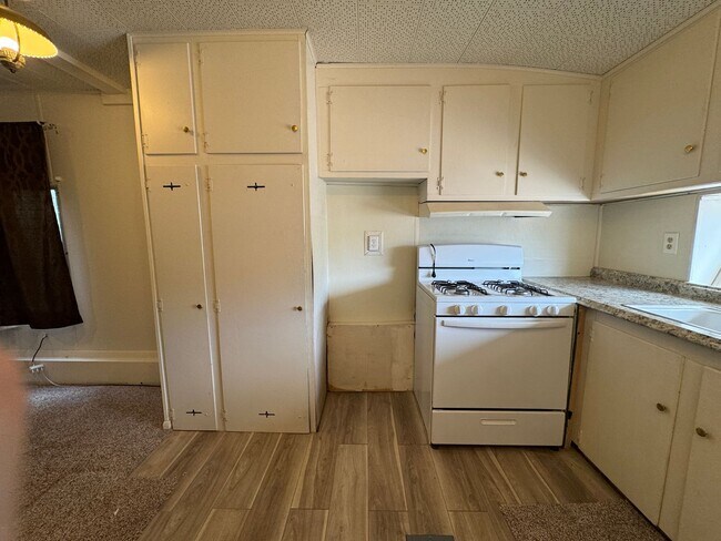 Building Photo - 2 BR Willow Beach with BOAT/RV Marina Membership available!