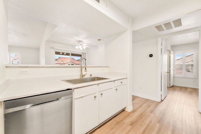 Building Photo - Move-in Ready 2-Bed Condo!