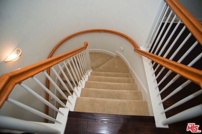 Building Photo - 5831 Seawalk Dr