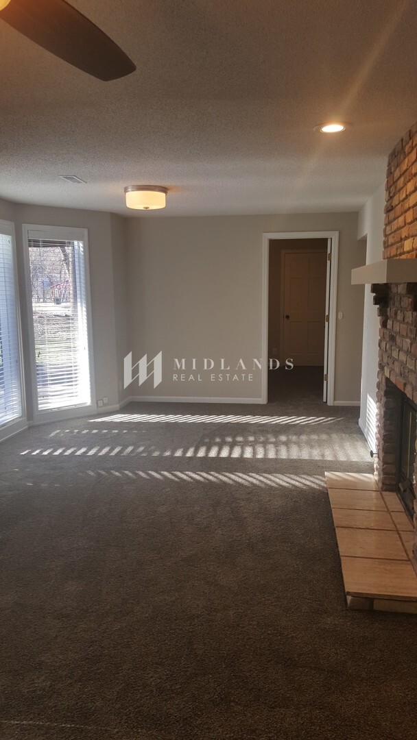 Building Photo - Stunning Updated Rockbrook Home