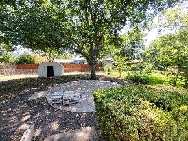 Building Photo - 2110 Redbud Ln