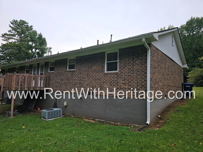 Building Photo - FANTASTIC 2 BEDROOM 1.5 BATH DUPLEX WITH ALL THE UPGRADES / GREAT LOCATION