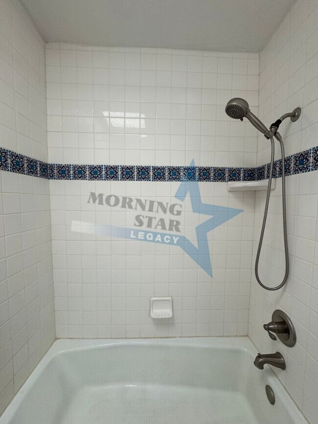 Building Photo - Hurry Leasing Special!! 3-Bedroom Home