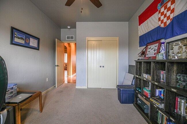Building Photo - Beautiful 4 Bed 2 Bath - Dogs Allowed!