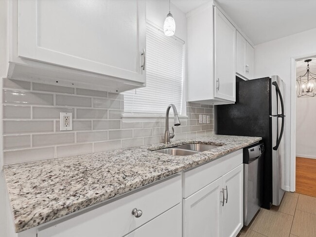 Building Photo - 727 Silverstone Dr