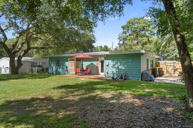 Building Photo - Fort Walton Beach Downtown Cottage