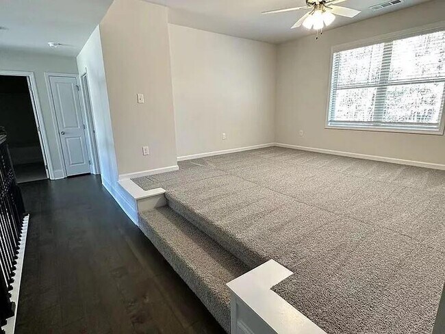 Building Photo - 1850 Silver Crst Wy